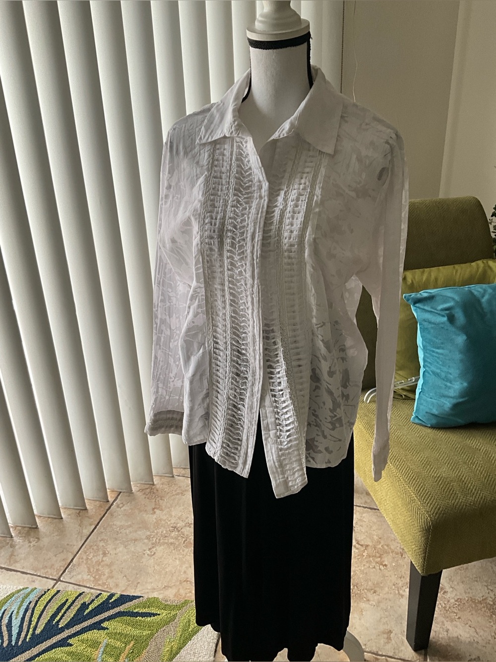 CHICOS WHITE TUCKS DOWN FRONT,PLEATED BLOUSE